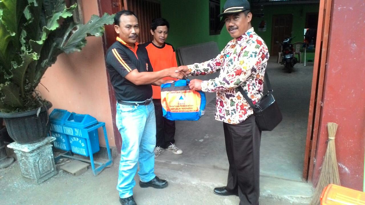 BPBD Banyumas Serahkan Bantuan Untuk Korban Kebakaran Karangjati