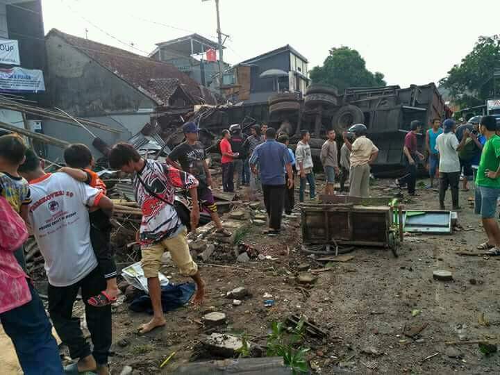 Rem Blong Truk Tabrak Mobil, Motor dan 4 Rumah