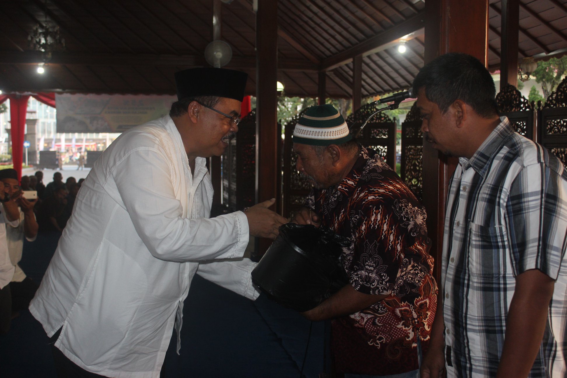 PLH Bupati Banyumas Buber Dengan Warga Kurang Mampu