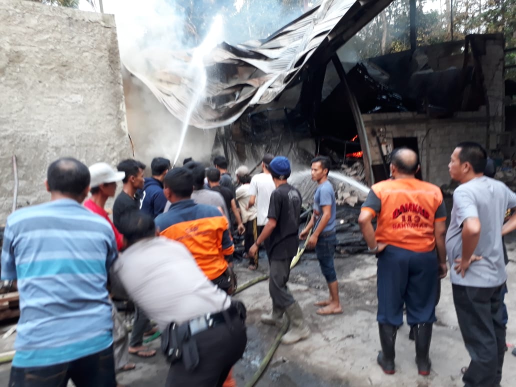 Pabrik Kayu Dwijaya Bersama Cilongok Terbakar