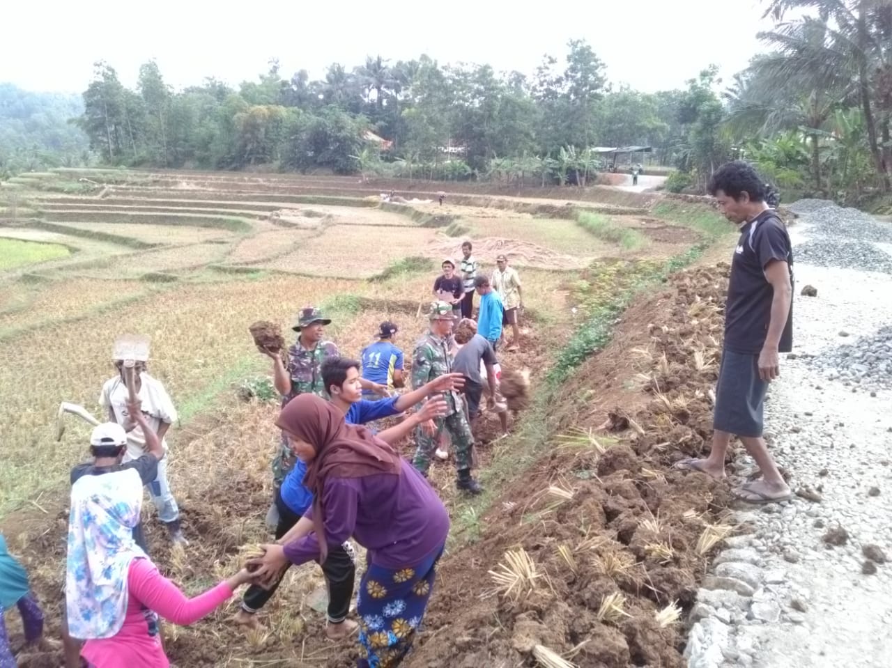 Warga Sawangan Ajibarang Gotong Royong Membangun Jalan Bersama TNI