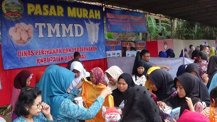 Ribuan Warga Sawangan Ajibarang Serbu Pasar Murah TMMD