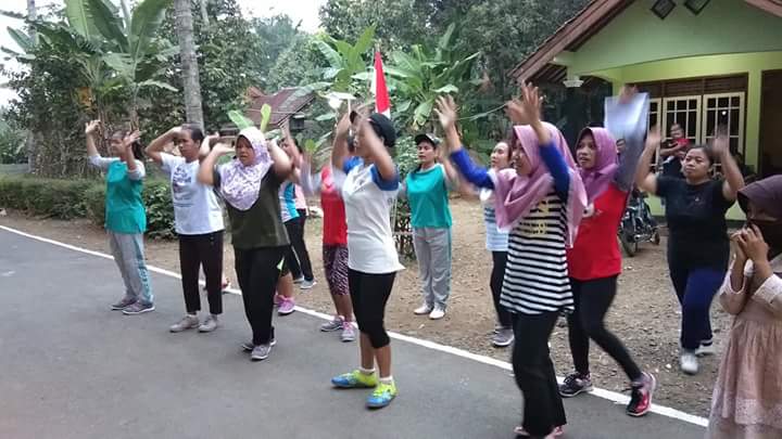 Ibu-Ibu PKK-RT Tamansari Siap Ikuti Lomba Gerak Jalan