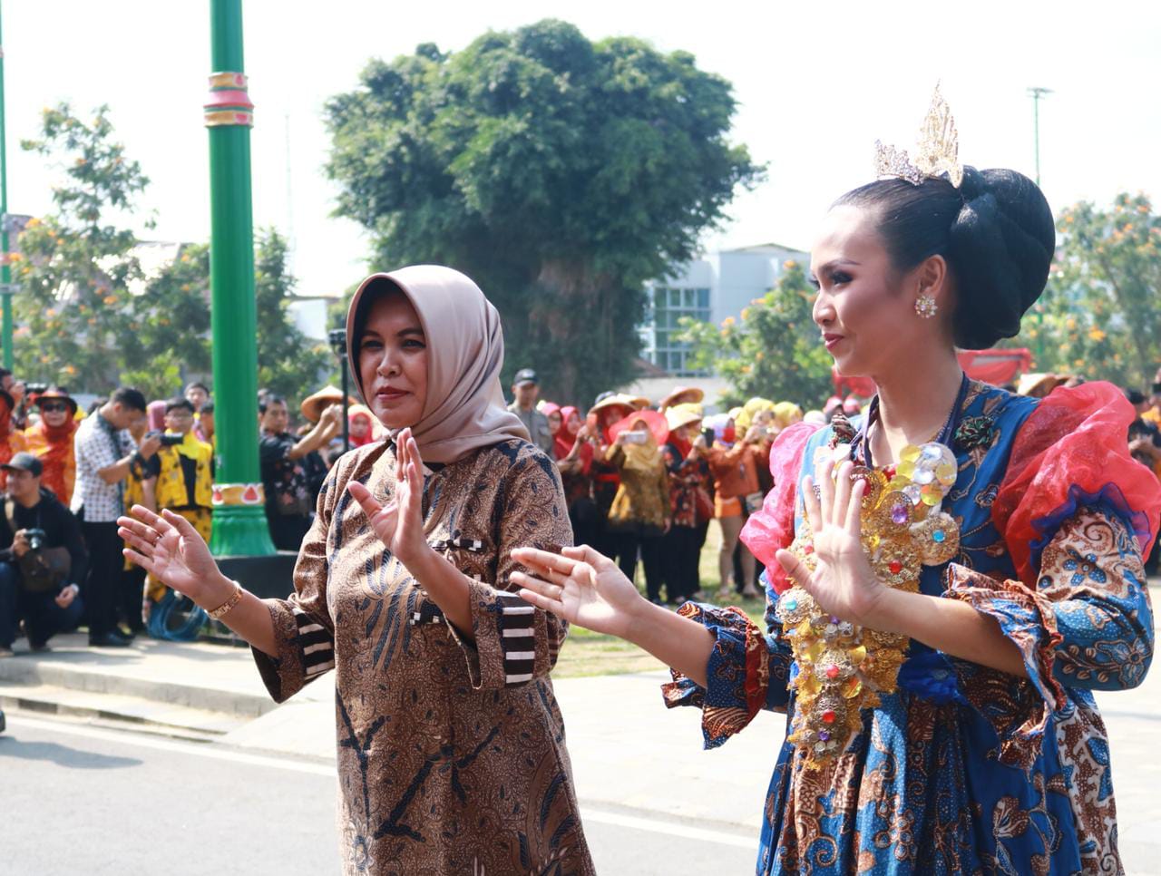 Warna-warni Batik Banyumasan Ramaikan Kirab Hari Batik