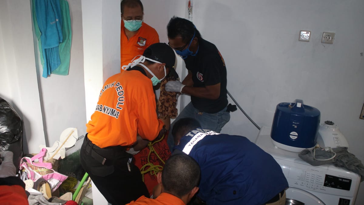Pramuli Kwarcab Banyumas Bantu Evakuasi Orang Gantung Diri