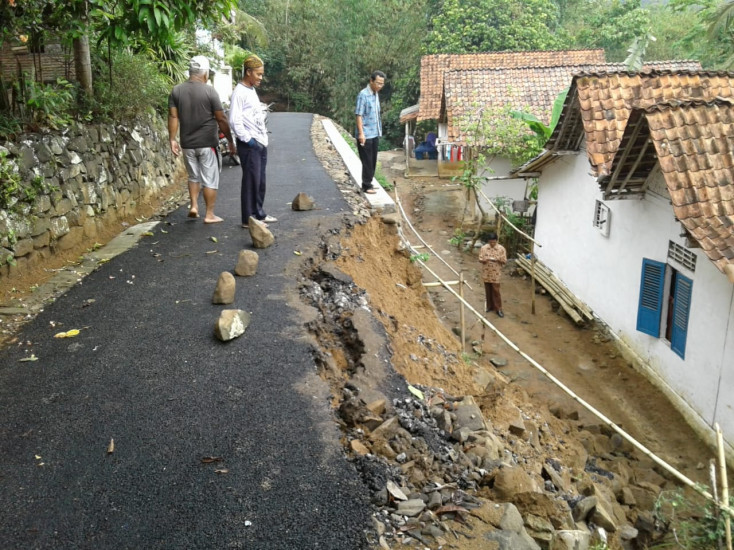Talud Jalan Desa Cibangkong Pekuncen Longsor