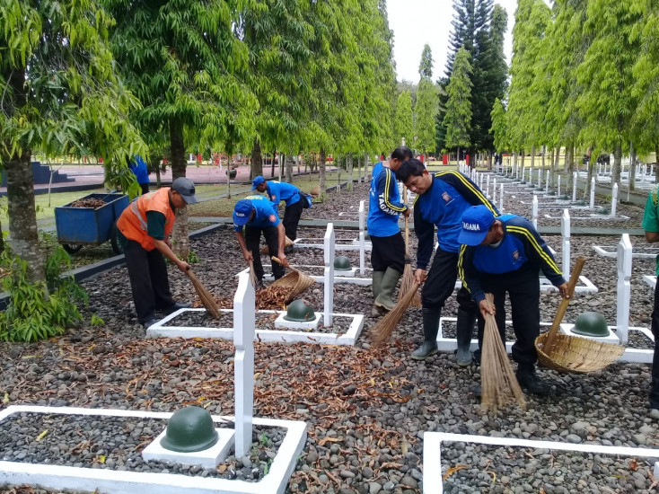 Jelang Hari Pahlawan Tagana Bersihkan Taman Makam Pahlawan