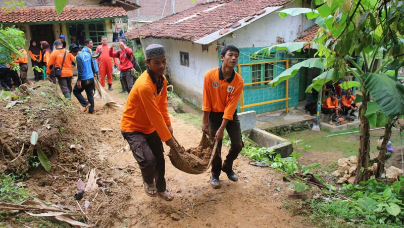 Pramuli Peduli Banyumas Bantu Bersihkan Tanah Longsor