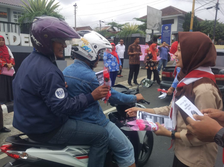 Aksi Simpatik Peringati Hari AIDS Pramuka SBH Baturraden
