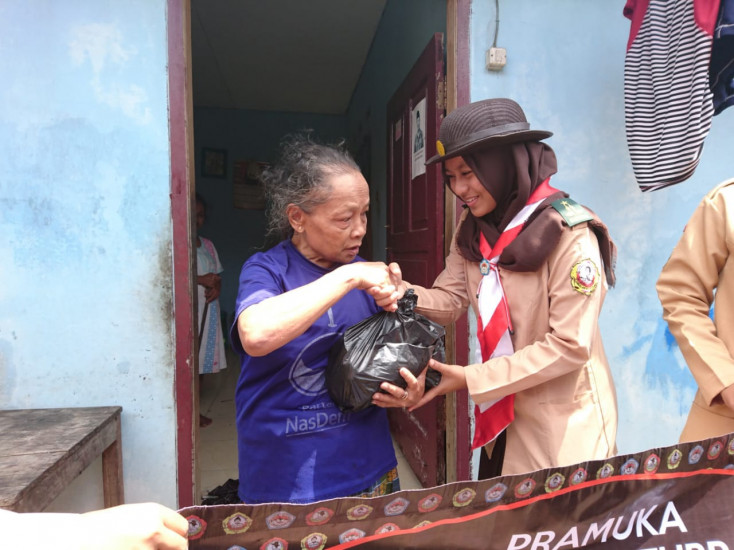Pramuka SMAN Baturraden Bagikan Paket Sembako