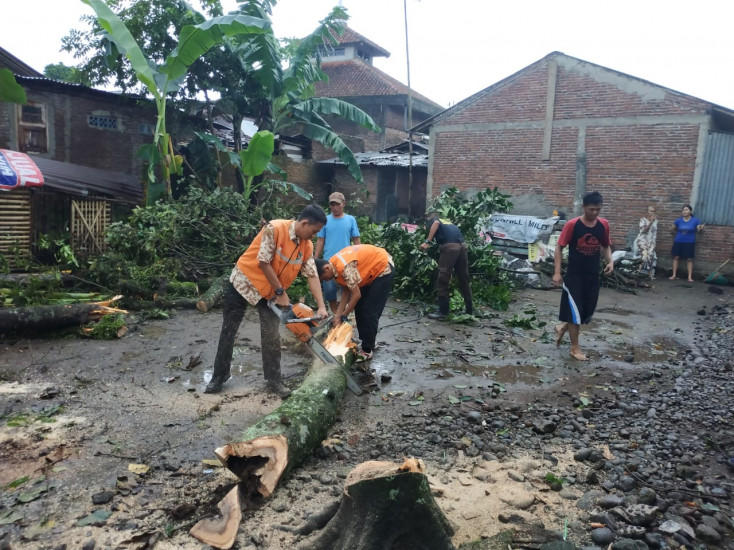 Angin Kencang Porak porandakan Rumah di Arcawinangun